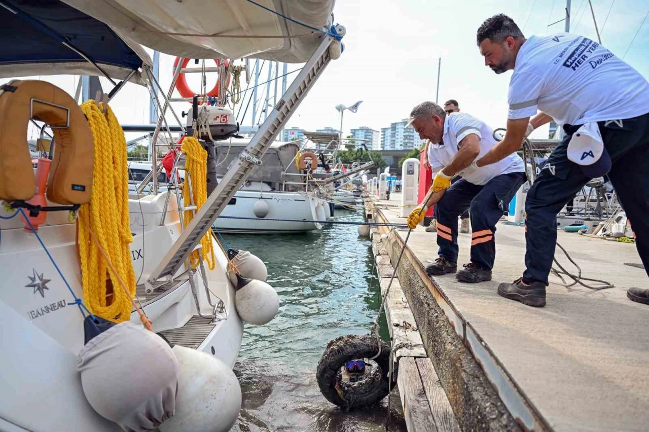 Mersin&rsquo;de deniz dibinden &ccedil;ıkan atıklar şaşırttı

