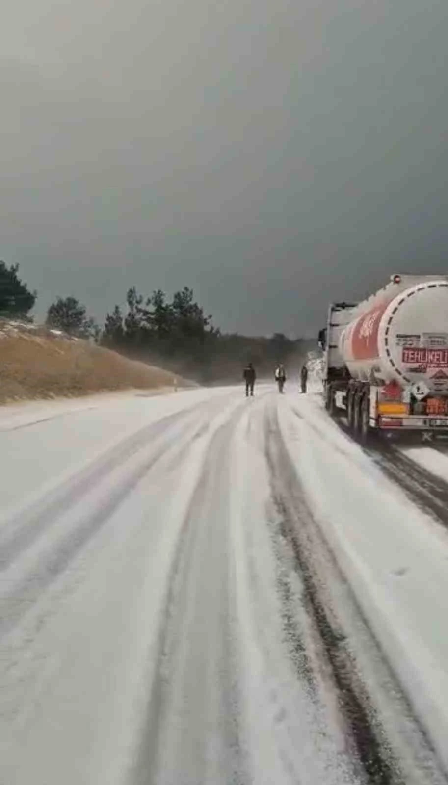 Mersin’de dolu etkili oldu, karayolu trafiğe kapandı
