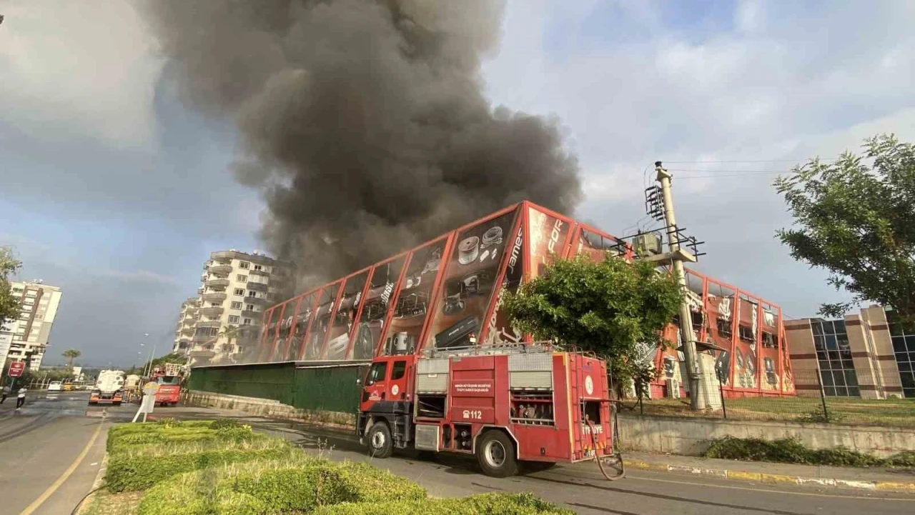 Mersin’de elektronik eşya üreten fabrikada yangın... Alevler metrelerce yükseldi
