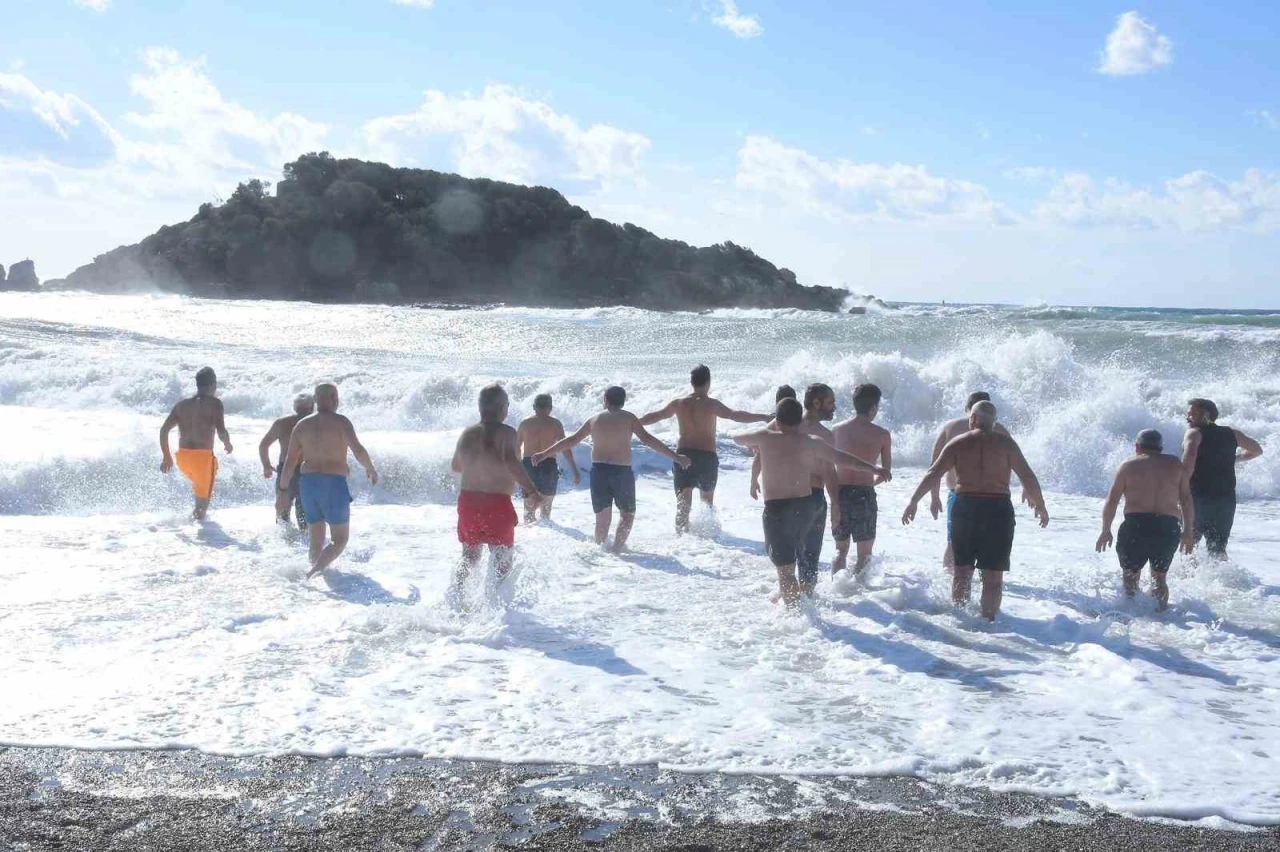 Mersin&rsquo;de gelenek bozulmadı, yeni yılın ilk g&uuml;n&uuml;nde denize girdiler
