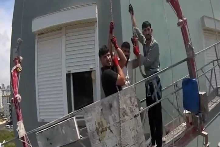 Mersin&rsquo;de iskelede mahsur kalan 3 iş&ccedil;i kurtarıldı
