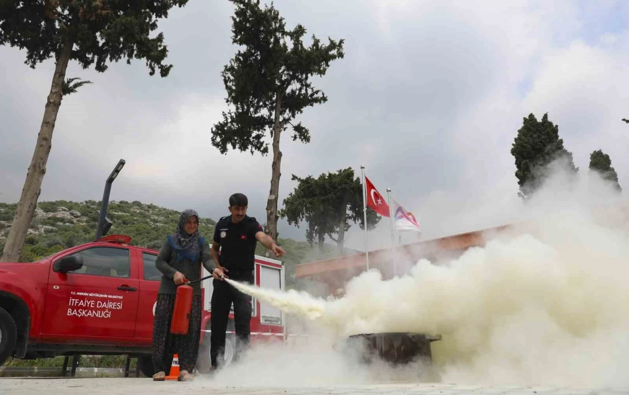 Mersin&rsquo;de kadın &uuml;reticilere yangın g&uuml;venliği eğitimi

