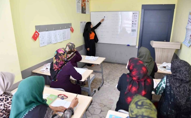 Mersin’de kadınlar belediyenin desteği ile okuma yazma öğreniyor
