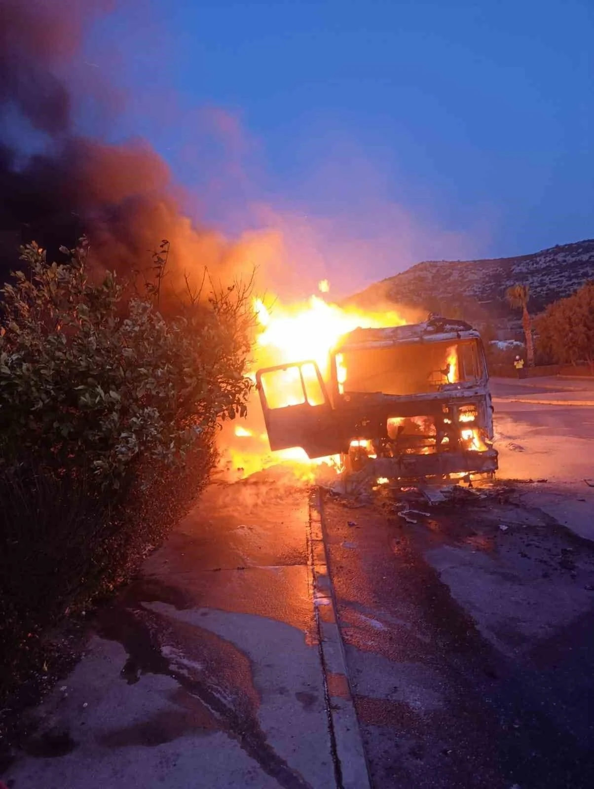 Mersin’de karton yüklü tır alev alev yandı