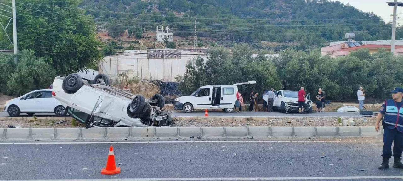 Mersin&rsquo;de kaza yapan otomobil takla attı: 2 yaralı
