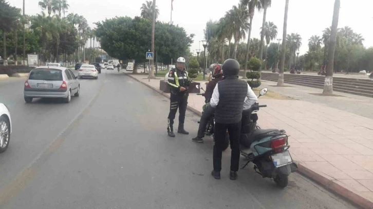 Mersin&rsquo;de kural ihlali yapan s&uuml;r&uuml;c&uuml;lere ceza yağdı

