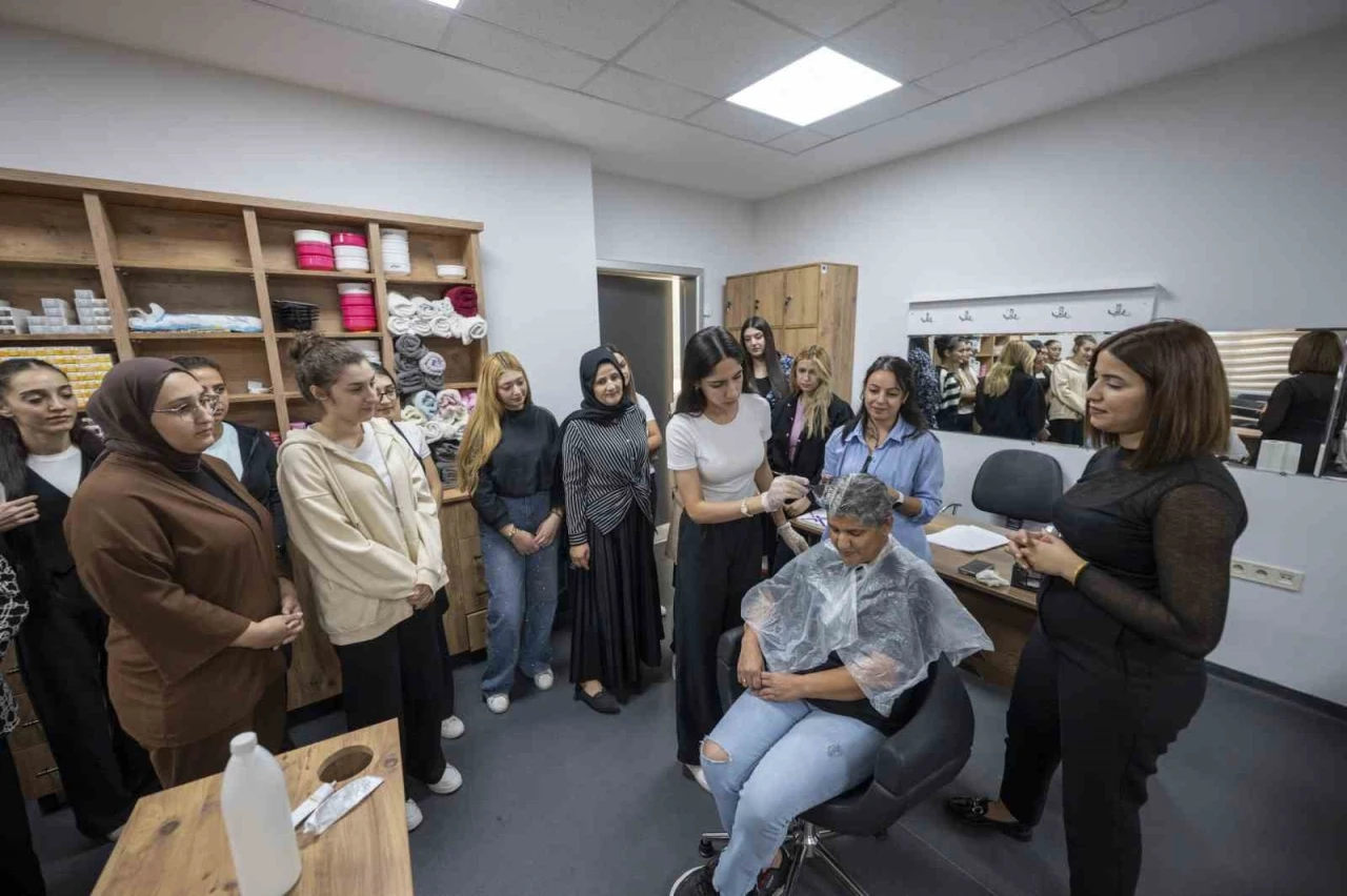 Mersin’de MERCEK’in saç renklendirme kursu yoğun ilgi görüyor
