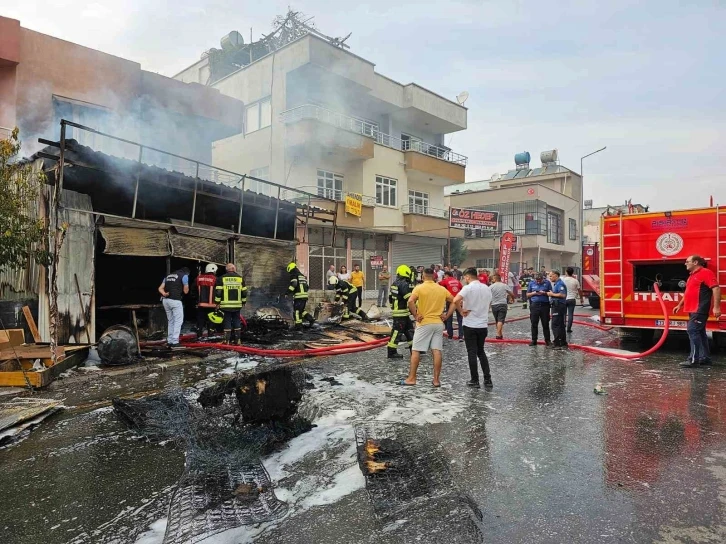 Mersin&rsquo;de mobilya at&ouml;lyesinde &ccedil;ıkan yangın hasara yol a&ccedil;tı
