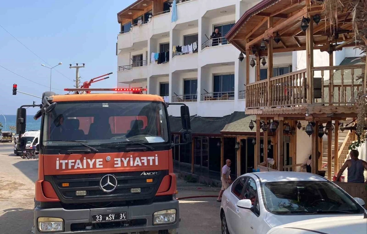 Mersin&rsquo;de otelde yangın: 9 kişi dumandan etkilendi
