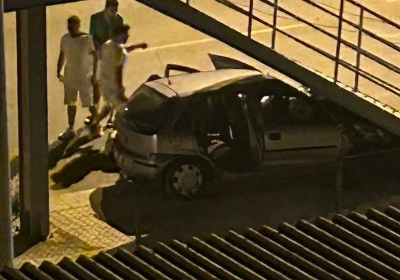 Mersin’de otomobil üst geçide çarptı: 6 yaralı

