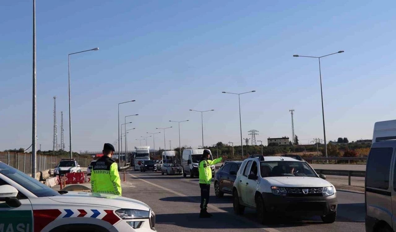 Mersin&rsquo;de otoyollarda trafik denetimleri aralıksız s&uuml;r&uuml;yor
