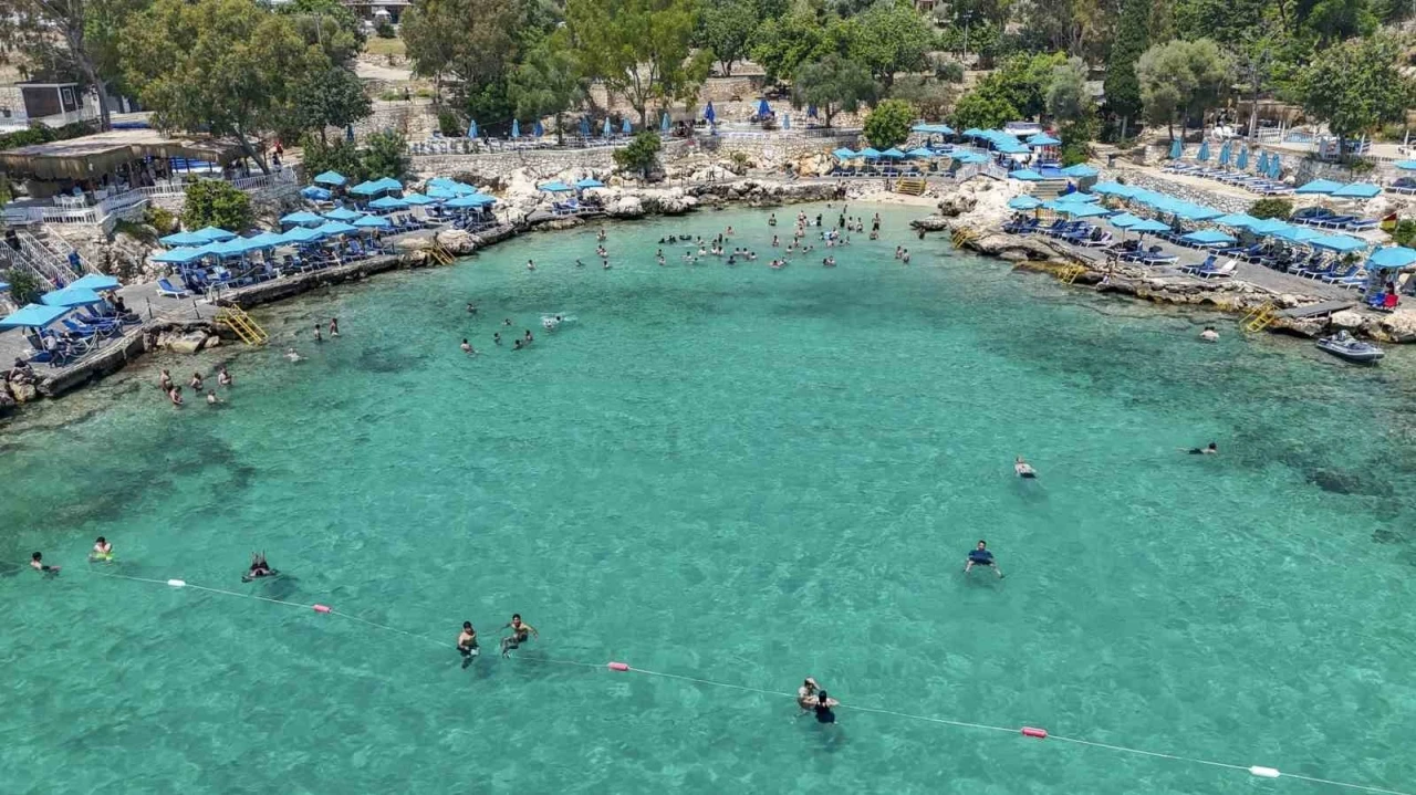 Mersin&rsquo;de plajlar yaz sezonunda yoğun ilgi g&ouml;r&uuml;yor
