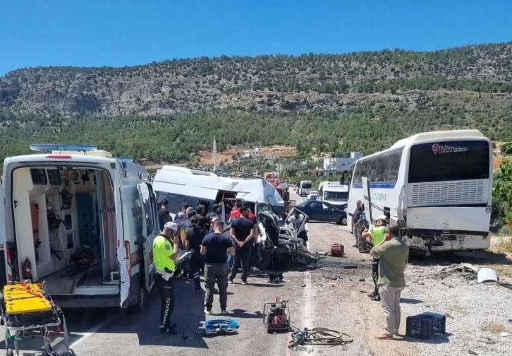 Mersin’de servis minibüsü park halindeki otobüse çarptı: 1 ölü, 2 yaralı
