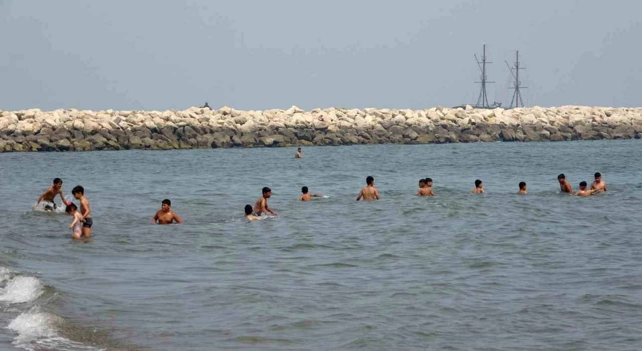 Mersin’de sıcaktan bunalan vatandaşlar denizde serinledi
