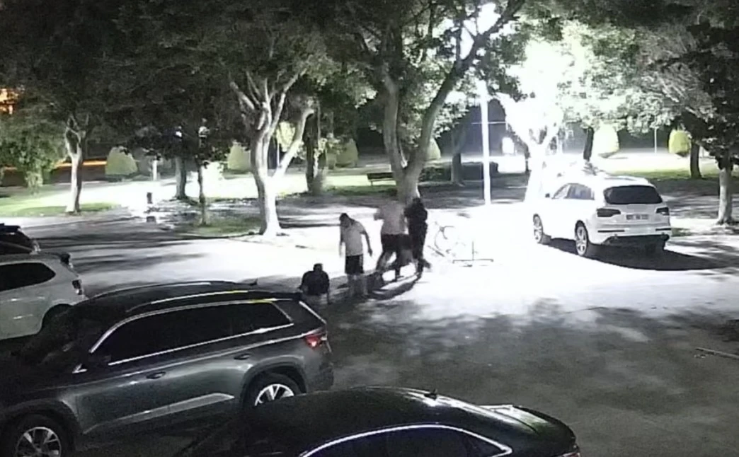 Mersin&rsquo;de site m&uuml;d&uuml;r&uuml; darbedildi, saldırı kameraya yansıdı
