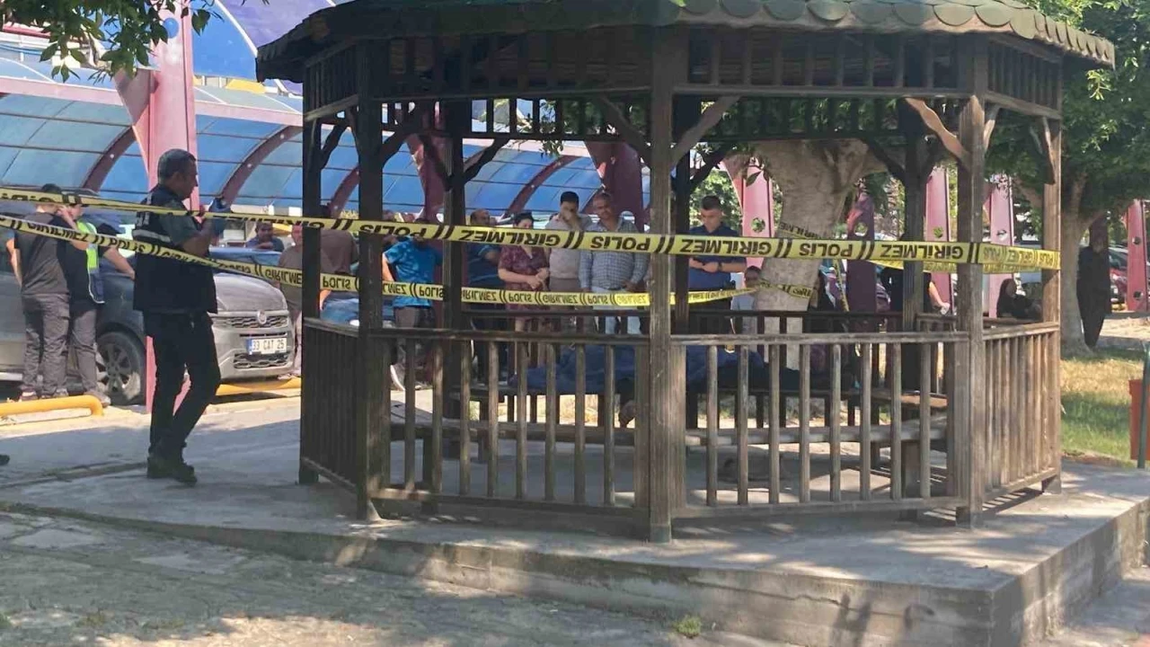 Mersin&rsquo;de ş&uuml;pheli &ouml;l&uuml;m: Parkta cansız bedeni bulundu
