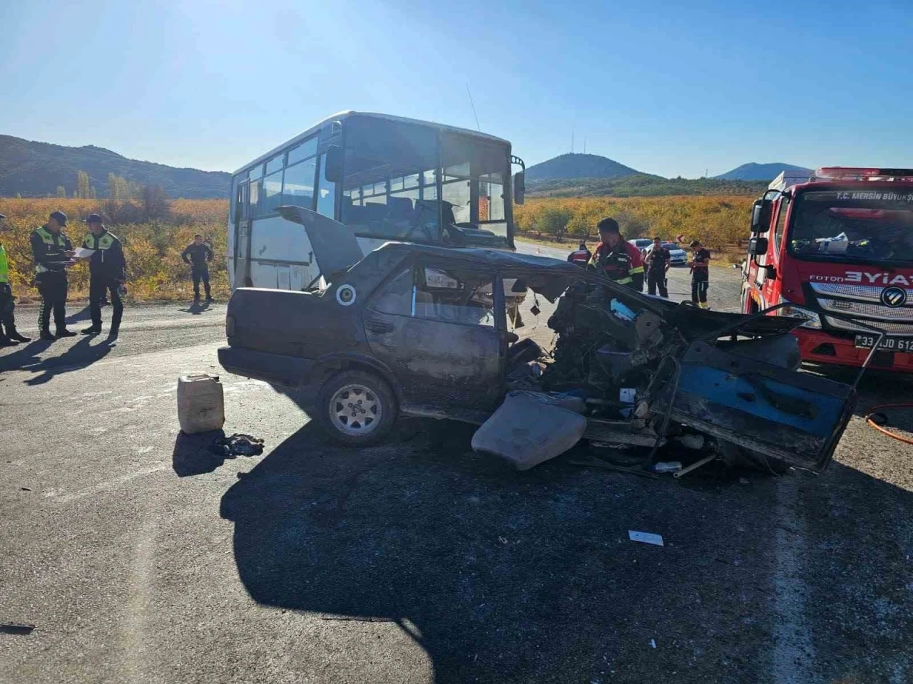 Mersin’de tarım işçilerini taşıyan midibüs otomobille çarpıştı: 3 ölü, 12 yaralı
