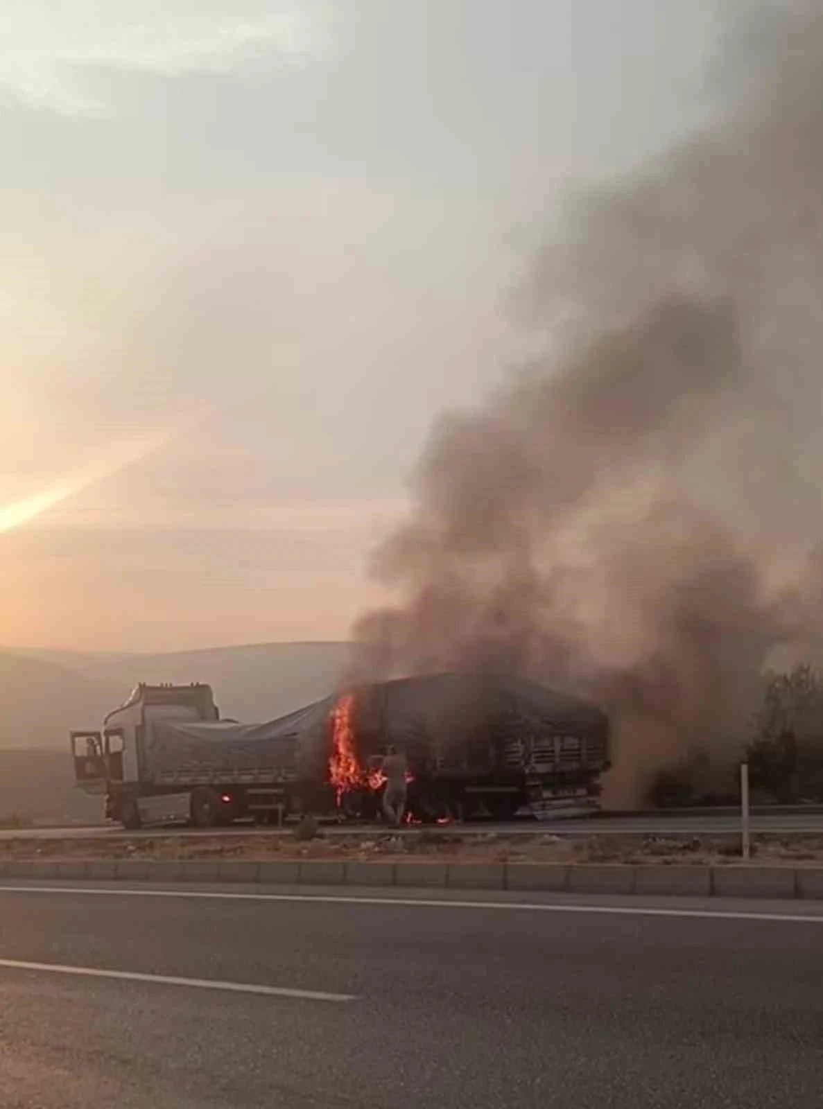Mersin’de tırda çıkan yangın korkuttu
