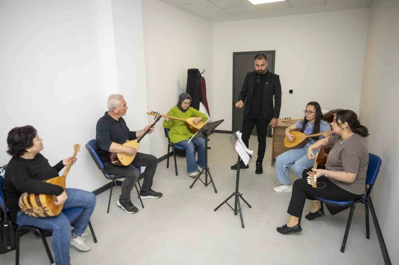 Mersin&rsquo;de &uuml;cretsiz m&uuml;zik kurslarında sezon sona eriyor
