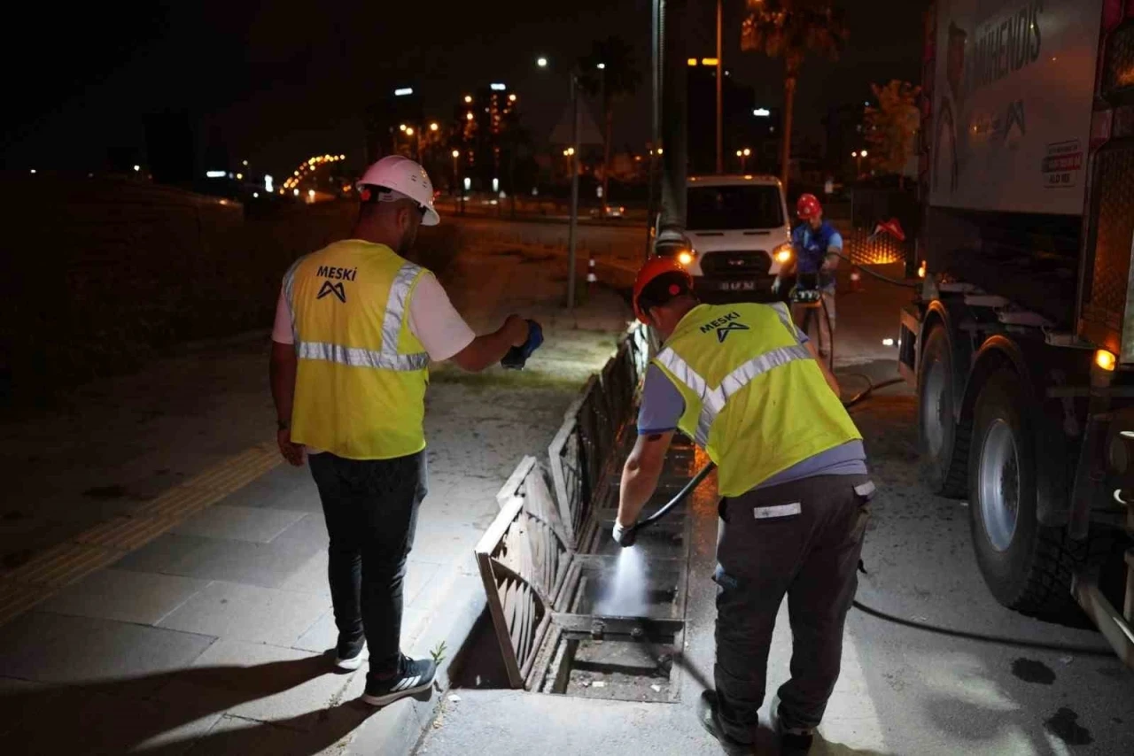 Mersin&rsquo;de yağmur suyu hatları temizleniyor
