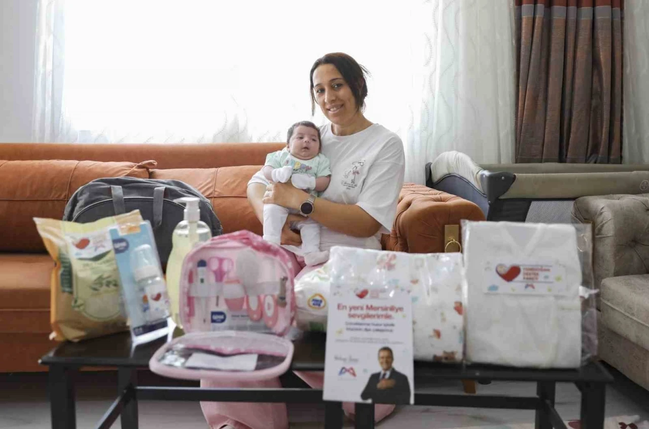 Mersin’de yeni doğan bebeklere ilk hediye belediyeden
