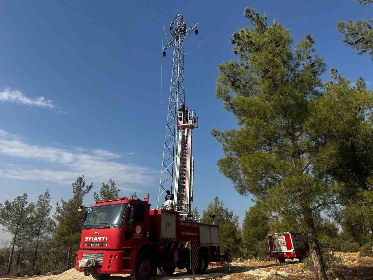 Mersin’de yüksek gerilim direğinde mahsur kalan işçi kurtarıldı
