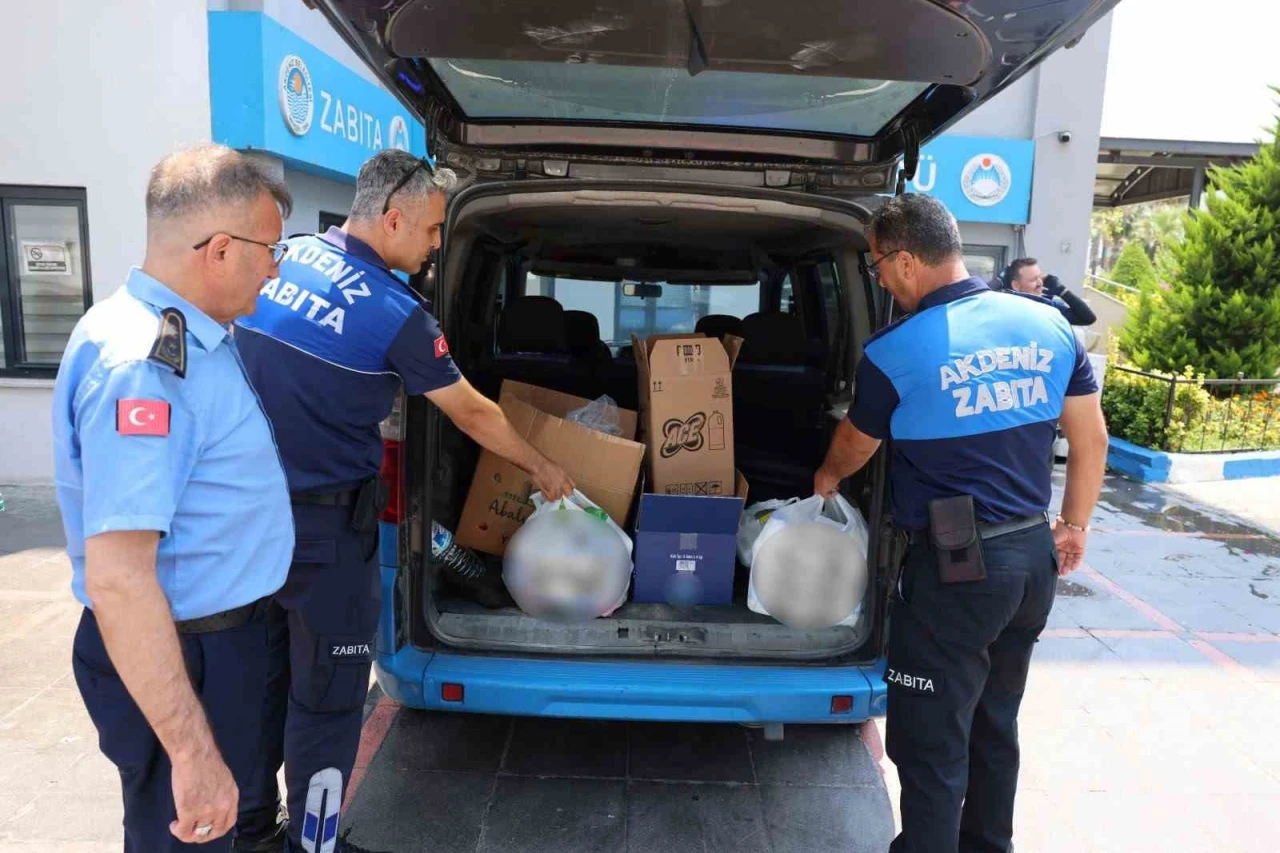 Mersin&rsquo;de zincir markette 135 tarihi ge&ccedil;miş &uuml;r&uuml;n ele ge&ccedil;irildi
