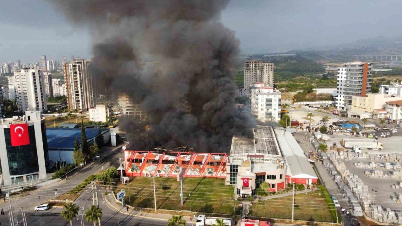 Mersin’deki fabrika yangını sürüyor: Son durum havadan görüntülendi

