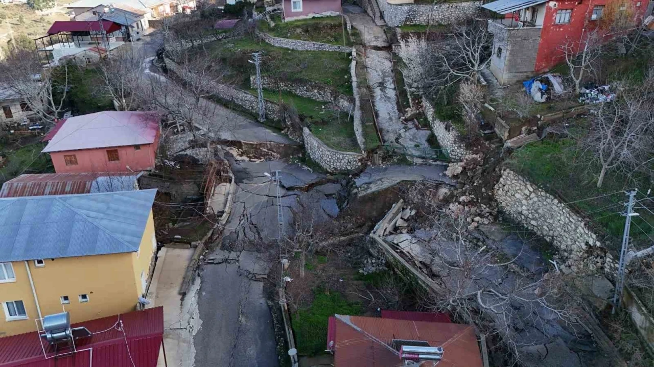 Mersin&rsquo;deki heyelan b&ouml;lgesi havadan g&ouml;r&uuml;nt&uuml;lendi

