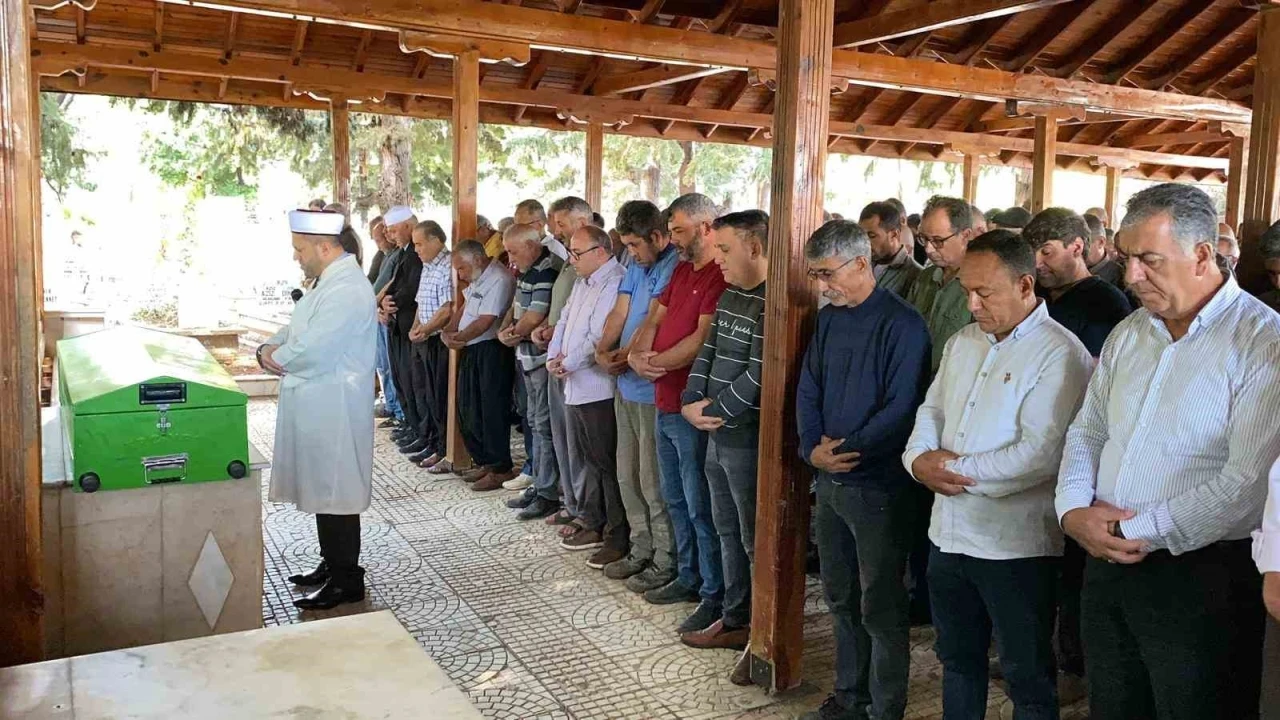 Mersin’deki işçi servisi kazasında hayatını kaybedenler toprağa verildi

