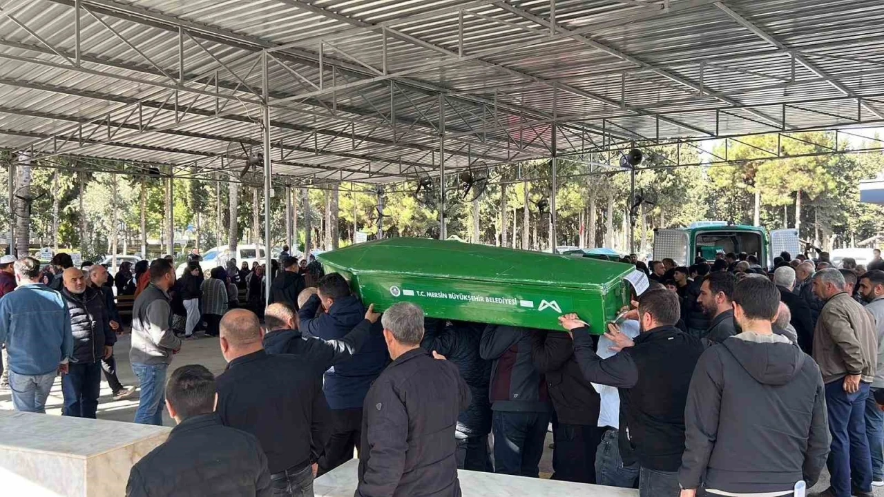 Mersin&rsquo;deki kazadan acı hikaye: İkizleri &ouml;l&uuml;m ayırdı, 3 cenaze yan yana defnedildi
