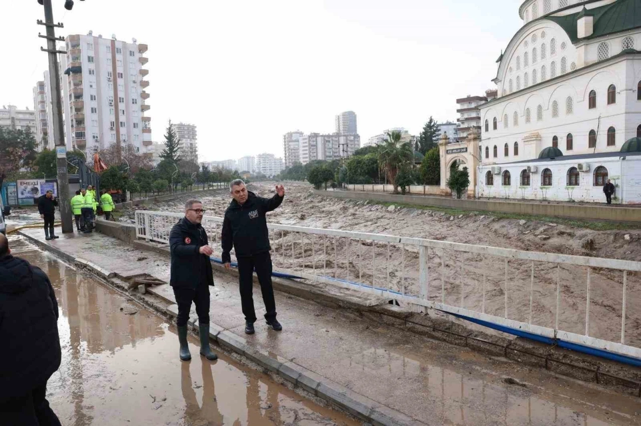 Mersin&rsquo;deki selden geriye bu g&ouml;r&uuml;nt&uuml;ler kaldı: 51 ev ve işyeri zarar g&ouml;rd&uuml;, 12 kişi kurtarıldı
