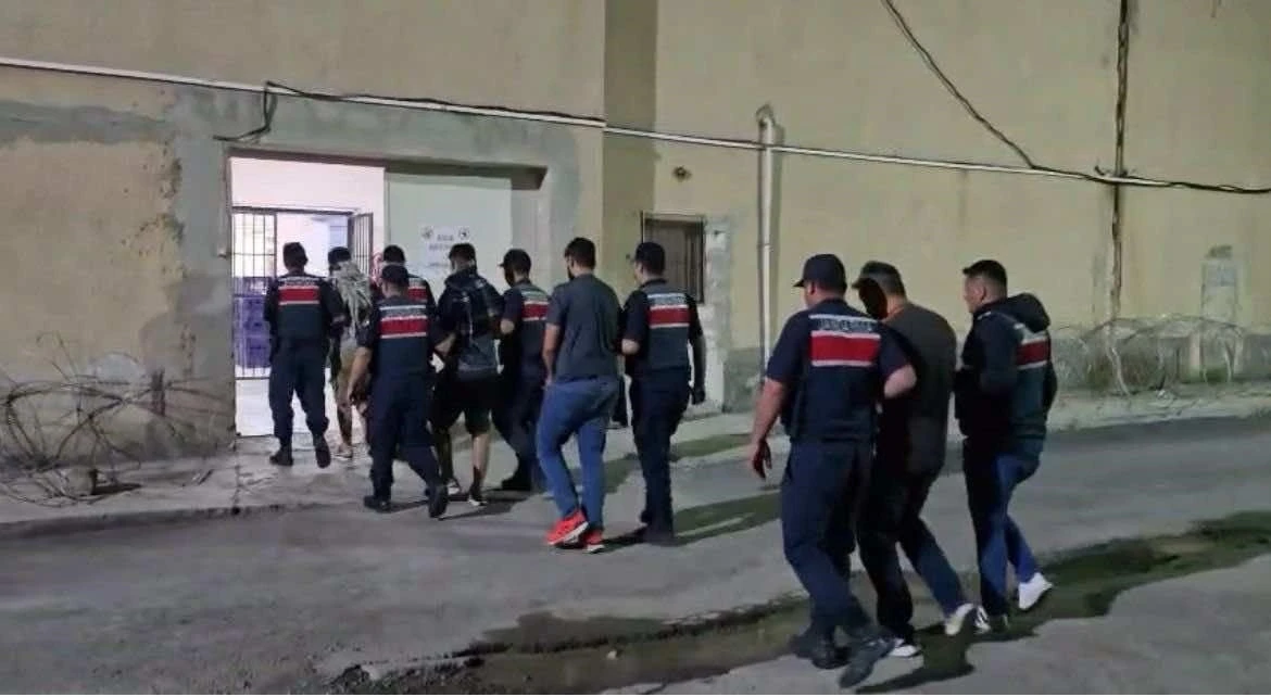 Mersin’den gelip Sivas’ta hırsızlık yapan 5 şüpheli tutuklan