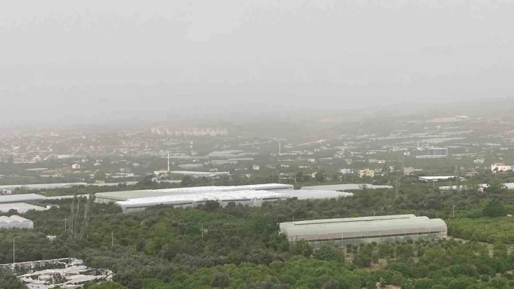 Mersin’i toz bulutu kapladı, araçlar çamura bulandı
