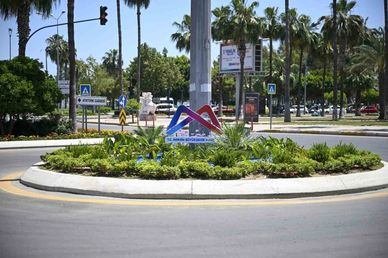 Mersin&rsquo;i yaz &ccedil;i&ccedil;ekleri s&uuml;sl&uuml;yor
