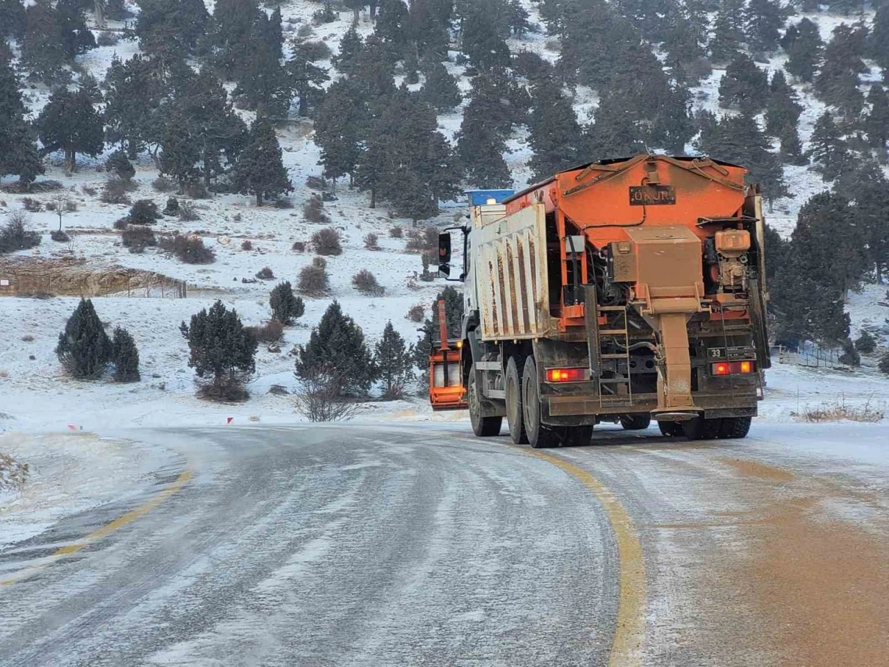 Mersin&rsquo;in y&uuml;ksek kesimlerinde karla m&uuml;cadele
