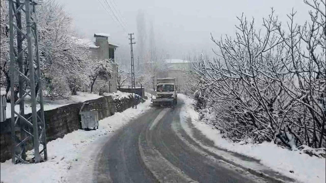 Mersin&rsquo;in y&uuml;ksek kesimlerinde karla m&uuml;cadele s&uuml;r&uuml;yor
