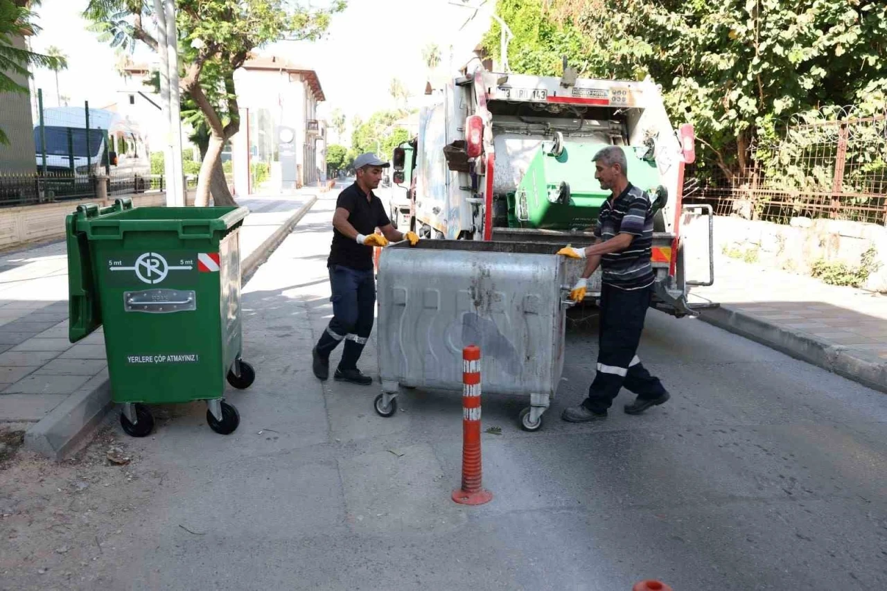 Mersin kent merkezindeki &ccedil;&ouml;p konteynerleri yenileniyor
