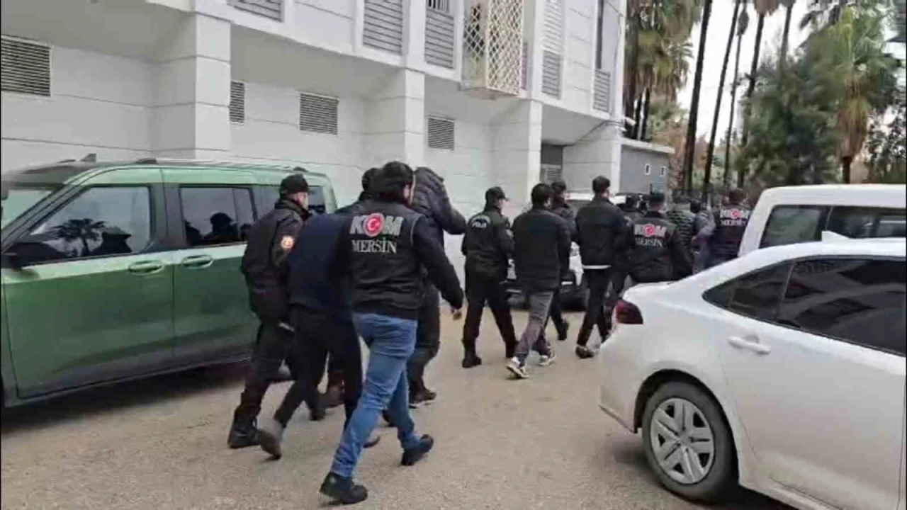 Mersin polisinden 117 milyon TL&rsquo;lik tefecilik operasyonu: 12 ş&uuml;pheli yakalandı
