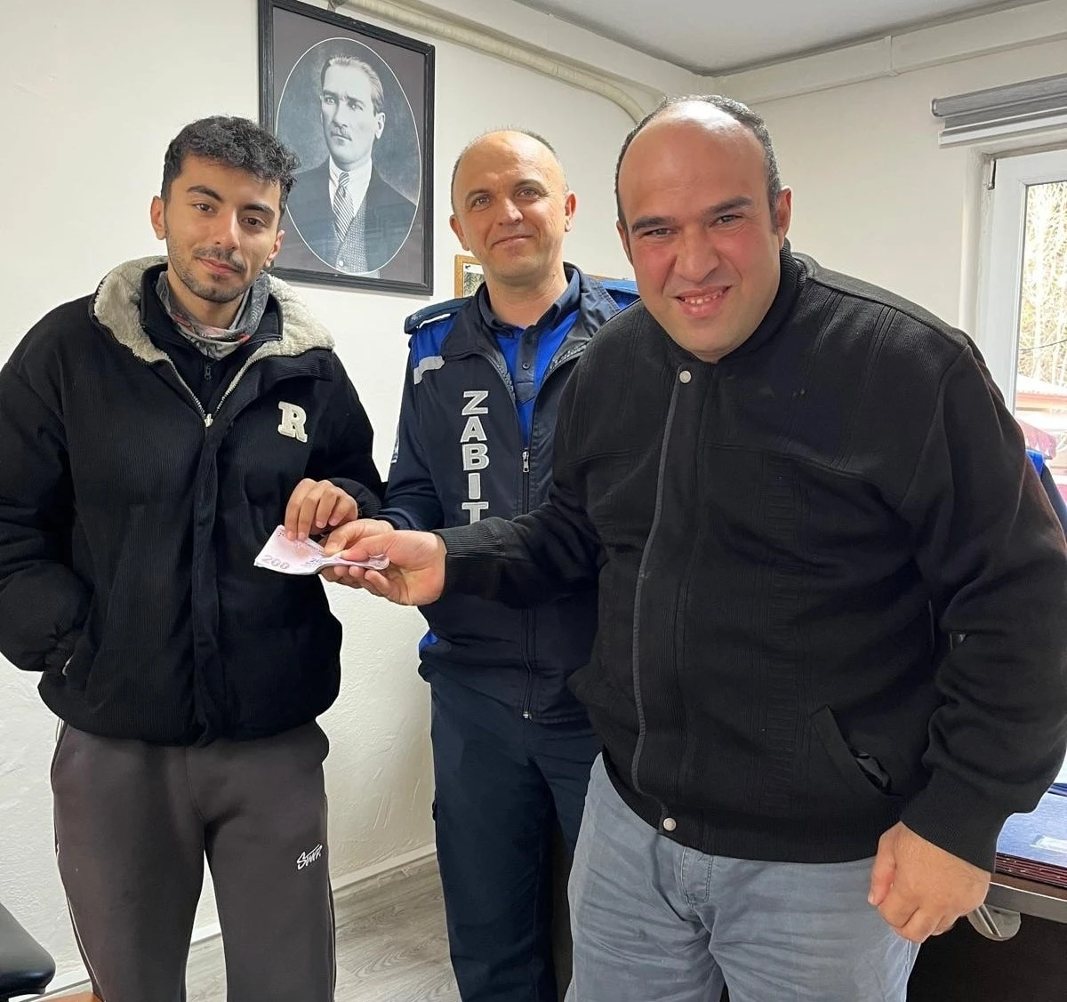 Merzifon’da temizlik personelinden örnek davranış: Bulduğu parayı sahibine teslim etti
