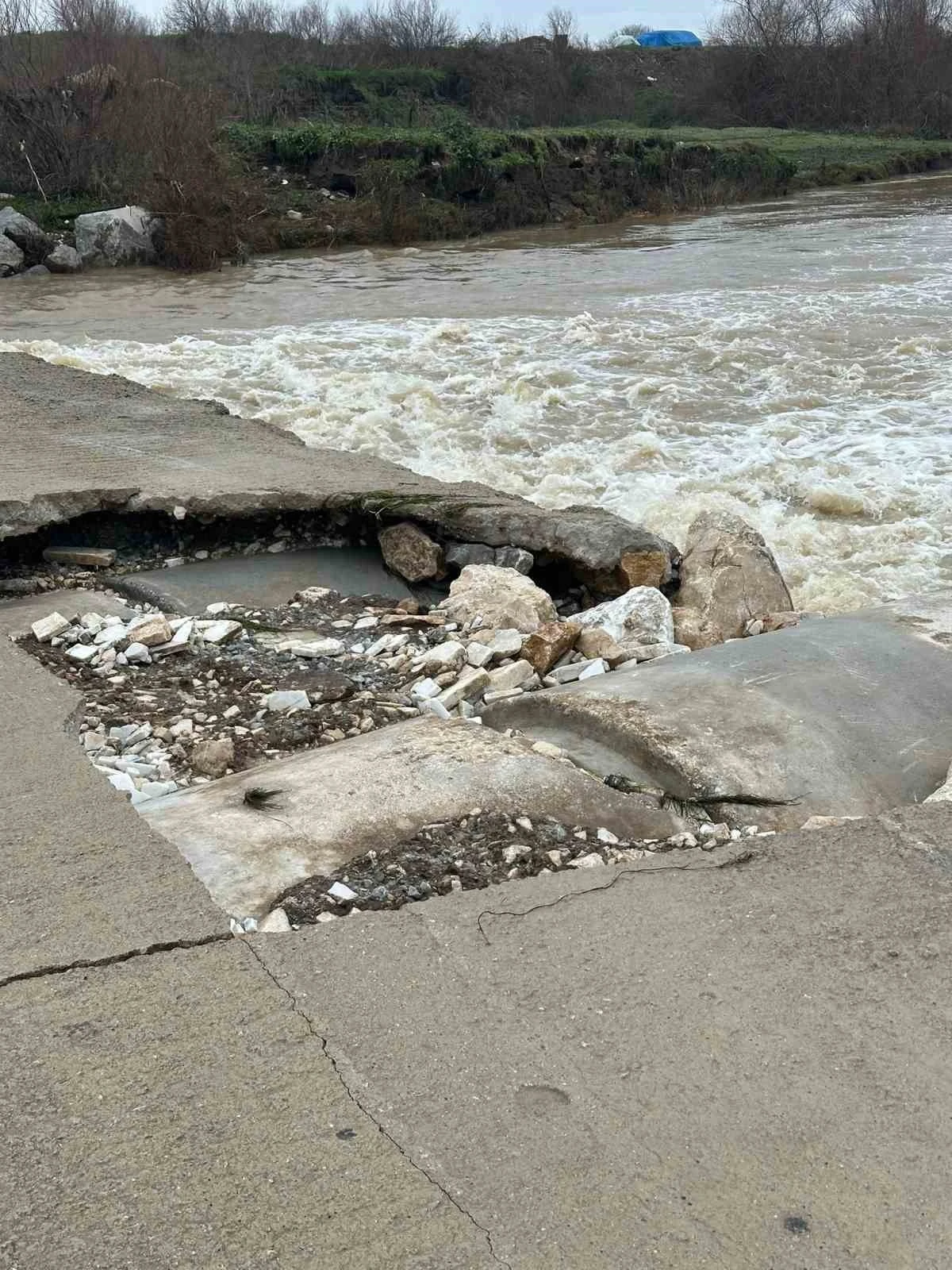 Mesire alanındaki hasarlı k&ouml;pr&uuml; tehlike sa&ccedil;ıyor
