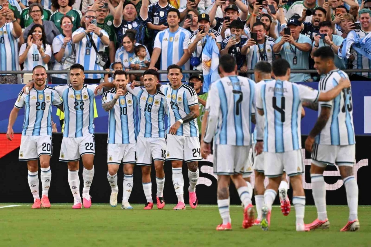 Messi&rsquo;nin tarihe ge&ccedil;tiği ma&ccedil;ta son şampiyon galibiyetle başladı
