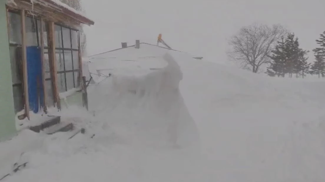 Meteoroloji&rsquo;nin uyardığı kentte tipi etkili oldu, kar kalınlığı yer yer 3 metreyi buldu
