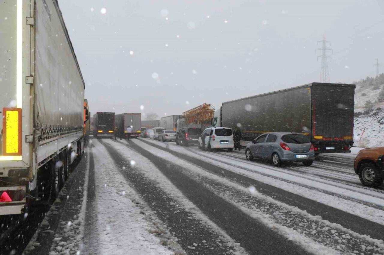 Meteorolojiden Bayburt i&ccedil;in kuvvetli kar ve fırtına uyarısı
