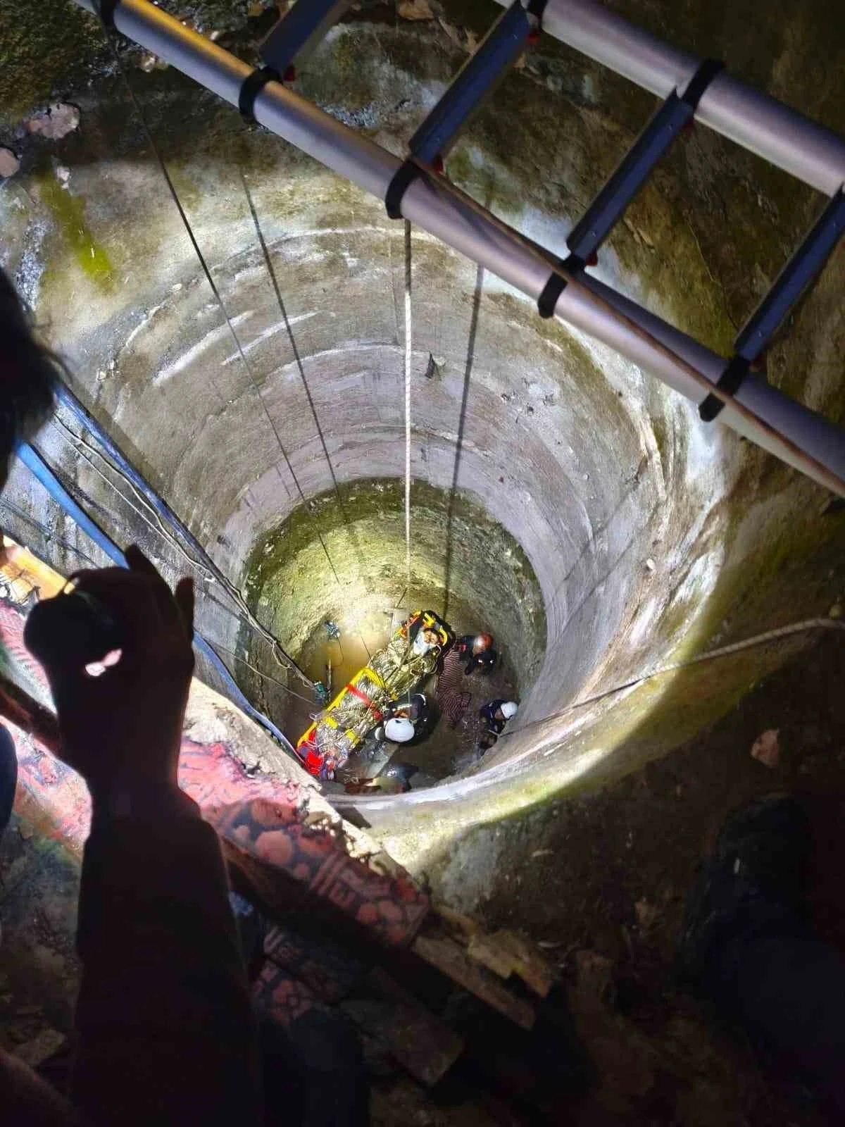 Metrelerce derinlikteki kuyuya d&uuml;şen gen&ccedil; operasyonla kurtarıldı
