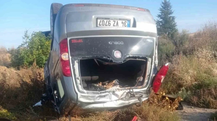 Metrelerce s&uuml;r&uuml;klenen ara&ccedil; şarampole devrildi: 3 yaralı
