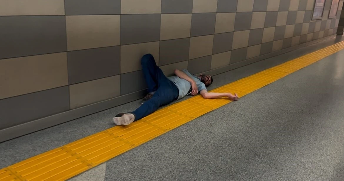 Metro istasyonunda sızıp kaldı;&quot; Ben neredeyim, bırakın yatayım&quot; dedi
