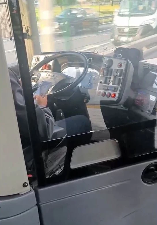 Metrobüs şoföründen &quot;pes&quot; dedirten duyarsızlık : Seyir halinde sohbet edip cep telefonu ile ilgilendi
