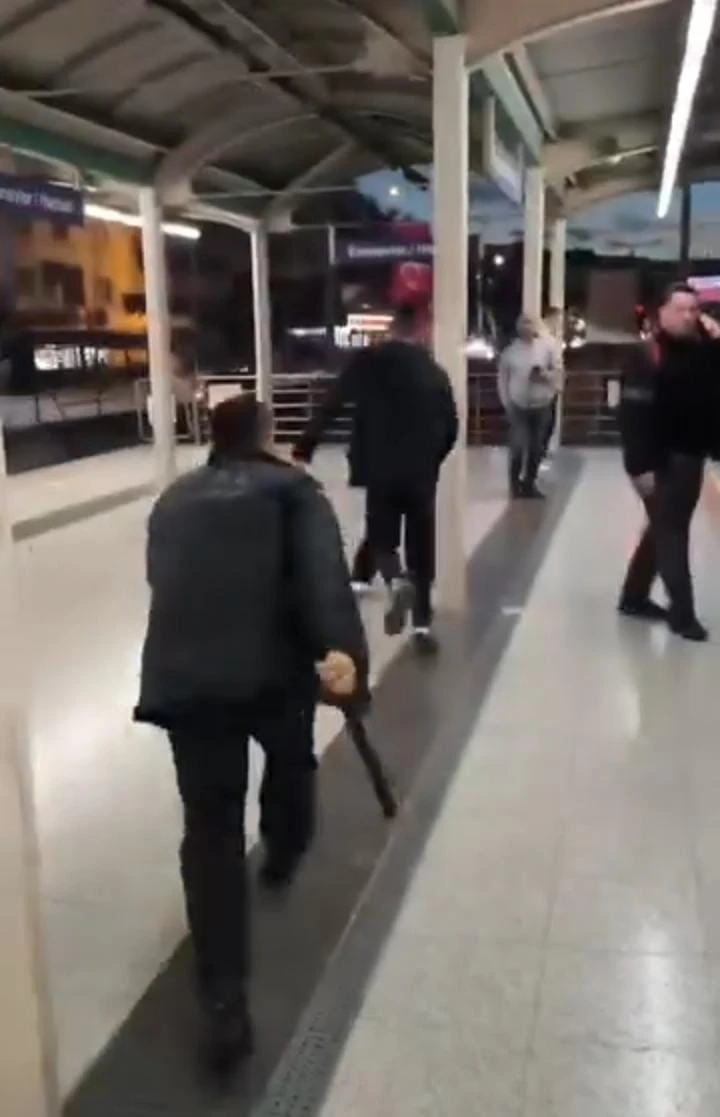 Metroda çıkan kavgada yumruklar havada uçuştu, kavgayı izleyen vatandaşlardan bazıları maç seyreder gibi o anları kayda aldı