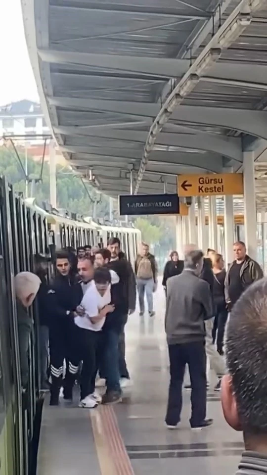 Metroda koltuk tartışması
